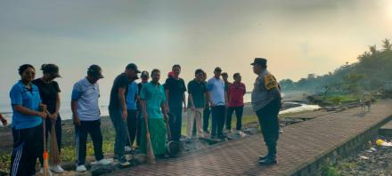 Bersih Bersih Pantai bersama Polsek Gerokgak