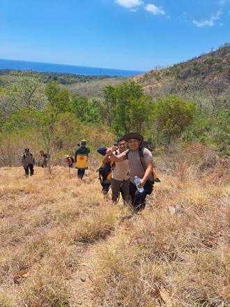 Bhabinkamtibmas Sanggalangit Bantu Padamkan Api di Kawasan Hutan Desa Penyabangan